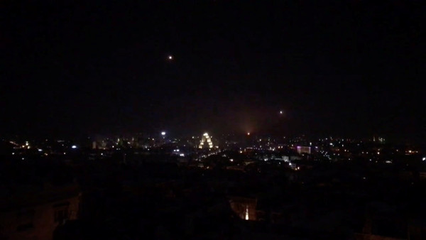 ▲▼敘利亞首都大馬士革出現被空襲的火光。（圖／路透社）