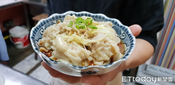 ▲▼ 型男大主廚賣拳頭大餛飩。（圖／記者翁聖勳攝，下同）