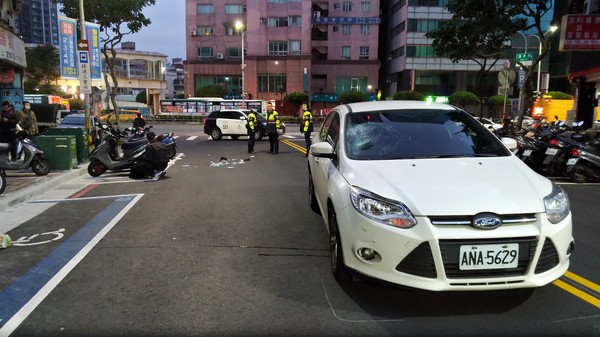 ▲▼三重一輛轎車轉彎高速衝撞行人，造成86歲的葉姓老翁不治身亡。（圖／記者趙永博翻攝）