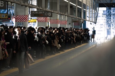 國中生「搭地鐵暈車」要吐了！周圍人急閃她卻「從大包掏袋子」　像及時雨：給妳