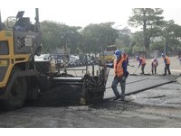韓日前親自到鳳山區督軍路平工程，他數度彎腰觸摸龜裂的道路驚呼「都壞掉了，這樣不像話」，當地里長、養工處人員都說，中崙二路老化嚴重，從1995年開始就就沒有重新刨鋪過。