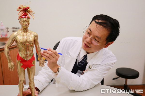中醫部內科主任林經偉表示可以多按摩肺經穴道保養肺部,如尺澤穴。(圖/花蓮慈濟提供)