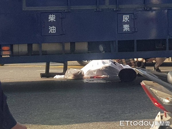 ▲台南市北區中華北路一段、觀海橋前發生一部物流車與機車的死亡車禍，造成１死1重傷。（圖／記者林悅攝）