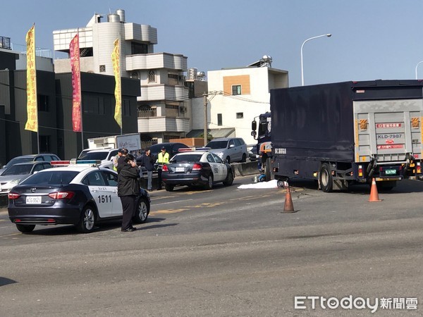 ▲台南市北區中華北路一段、觀海橋前發生一部物流車與機車的死亡車禍，造成１對母女不幸身亡。（圖／記者林悅攝，下同）