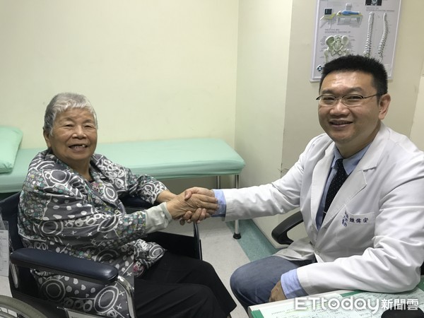 ▲▼阿嬤沒洗假牙細菌蛀腦。(圖/烏日林新醫院提供)