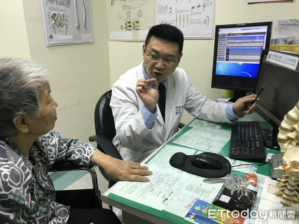 ▲▼阿嬤沒洗假牙細菌蛀腦。(圖/烏日林新醫院提供)