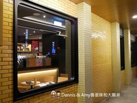 舊車站的牆面搭配店內新潮的設計，衝突又新穎。