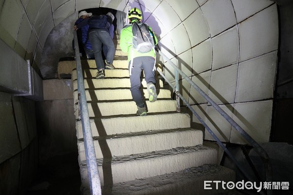 ▲▼位於高雄市五福四路底輕軌站旁的「鼓山洞」，設計隱密，相關歷史文獻稀少，初估為是日治時期所挖掘。而這段連接山區及街道的隧道，採用鋼筋混凝土管，結構強固，有其特殊防空意涵。（圖／記者宋德威攝，下同）