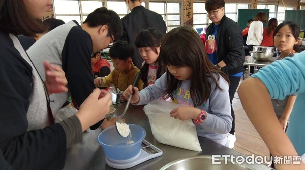 ▲嘉南藥理大學食品科技系學生，利用寒假前往阿里山的嘉義縣番路鄉隙頂國小，舉辦「品格暨烘焙教育研習營」，教導小朋友烘焙技術，並從「學中做、做中學」體驗過程裡，培養「職人」精神品格。（圖／記者林悅翻攝）