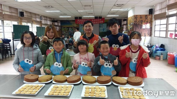 ▲嘉南藥理大學食品科技系學生，利用寒假前往阿里山的嘉義縣番路鄉隙頂國小，舉辦「品格暨烘焙教育研習營」，教導小朋友烘焙技術，並從「學中做、做中學」體驗過程裡，培養「職人」精神品格。（圖／記者林悅翻攝）