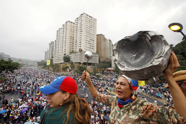 ▲▼大批民眾聚集委內瑞拉卡拉卡斯，要求總統馬杜洛下台。（圖／路透社）