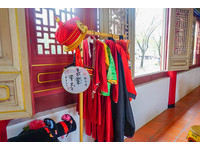 店內提供古代服裝供客人穿上拍照打卡。