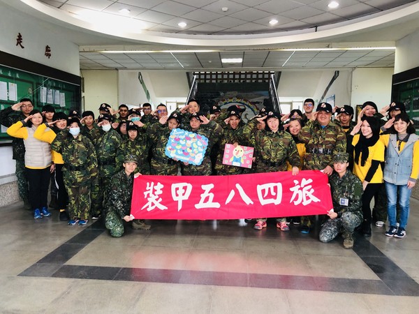 ▲憨兒體驗一日從軍　穿上制服超興奮「好帥」。（圖／新竹縣政府提供）