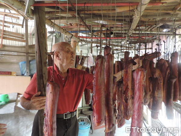 ▲99歲湖南老兵彭中製作家鄉臘肉，傳香60年。（圖／記者唐詠絮翻攝）
