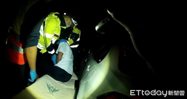 ▲▼謝姓男子因心情不佳,竟怠速接引廢氣意圖輕生。(圖/記者林姸君翻攝)