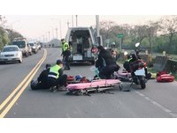 三人倒地，盧童看著爸爸在他面前閉上雙眼，他哭喊著「爸爸！爸爸！」