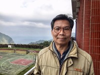 面對家長的指控，他解釋說，他是理工科的，愛摸東摸西修理有的沒的。