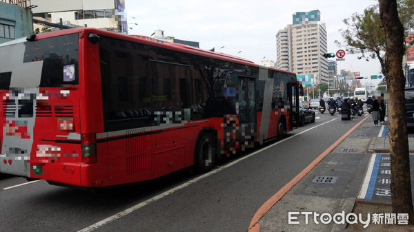 ▲▼         公車撞瑪莎拉蒂    。（圖／記者吳奕靖翻攝）