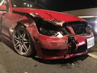 季女也向警方辯稱，是因為在車上打電話給親友，和對方發生爭執，才會不小心撞上護欄。