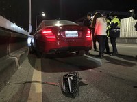 季女也向警方辯稱，是因為在車上打電話給親友，和對方發生爭執，才會不小心撞上護欄。