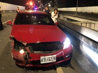 ▲▼          賓士妹酒駕自撞護欄   。（圖／記者趙永博攝）