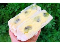 除了草莓以外，還有很特別的奇異果檸檬。內餡以檸檬餡取代卡士達，口感細緻、滑順，且酸度適中，配上奇異果擦出非常特別的口味。