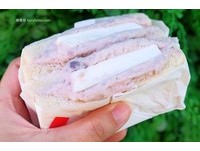 另外芋頭的粉絲們也可以來上一個濃芋奶凍，超多芋泥配上中間的奶凍，還能咬到芋頭顆粒，吃起來有奶凍捲的感覺，甜度依然恰到好處。