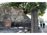 文史工作者郭吉清表示，據歷史文獻表示，戰時日軍基地為美軍轟炸重點，當時位在左營西門城牆及城門舊址附近的震洋特攻隊特種基地房舍多以樹體做掩蔽，隱密性佳。