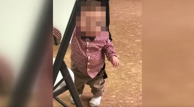 14個月大男嬰被「剪舌」虐待！冷血媽被捕不忘護男友：是他自己咬傷