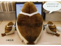 因為圓滾滾造型讓萌度狂飆，他們還貼心設計出尺寸為17 x 12～13 x 10公分的迷你版，兩隻放在一起宛如一個麻雀家族，但目前兩種size都已售罄缺貨中。
