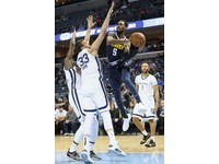 巴頓（Will Barton）於43秒飆進三分彈後使金塊整場首度領先灰熊。