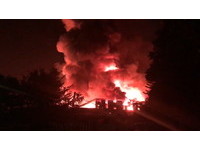 熊熊烈火照亮夜空，火勢波及一旁廚具、木材、紡織、電器和飲料等5間工廠。