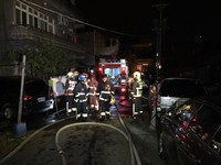 民眾都被安全疏散出來，僅一名女住戶受到濃煙嗆傷，並無生命危險。