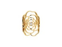 全新Bouton de Camélia珠寶共有2個子系列共9件作品，當中Extrait de Camélia系列以18K粉紅金打造圓潤的立體花朵，中央點綴單鑽，秀氣可愛；另一系列Petales de Camélia則由18K金勾勒出山茶花輪廓，鏤空線條如刺青般服貼於肌膚。
