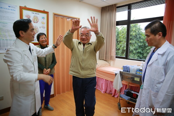 ▲輕忽牙周病 七旬老翁腦膿瘍險癱瘓。(圖/花蓮慈濟提供)