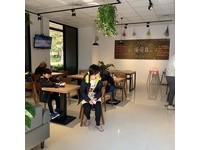 別於一般擁擠的早餐店，漫慢食的用餐空間相對寬敞舒適，光線會穿過大片落地窗灑落室內，可以一邊享受冬日暖陽，一邊悠哉吃早餐，沉浸在難得的慢食時光。
