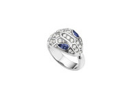 Serpenti Eyes On Me系列鑽石與藍寶石戒指，約361,000元。