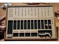 菜單與桌面上看到的東西都是木頭製程，包括杯墊、筷子等，讓整個空間更具有一致性。一份套餐的內容物包含餐前小菜、玉子燒、白飯、味噌湯及甜點，還有主餐。