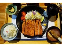 里肌肉豬排套餐ㄧ定要沾點黃芥末與豬排醬，另外白飯也可以續碗。