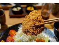 腰內肉豬排套餐有三塊肉，且每塊都具有重量感，外皮炸得酥脆、肉質軟嫩，吃起來不會感到油膩。