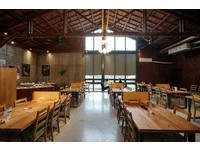 店內採挑高設計，且桌子與桌子間距離相當寬敞。