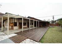 整個區域都是用木頭建造的建築散發了濃濃的日式風格，跳躍的宅男介紹，在等待區有一整盒的木頭積木是店家提供給小朋友使用的，對親子家庭來說完全是一大福音！