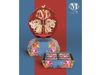 除了春節新年喜氣限定包裝以外，今年首度推出春節「Lady M豬你好運春節禮盒」(一組3,280元，台中快閃店獨家販售)。禮盒內含有6款來自歐洲的精緻糖果。