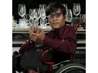 哥哥張忠仁31日傍晚下班後被發現倒臥在辦公室樓下，口吐白沫昏倒，隨即送往台大醫院急救，1日凌晨腦幹出血過世，享年42歲。