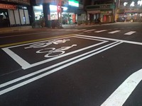 近日就有在地網友PO出鳳山區重鋪過的馬路，看上去路面平整、煥然一新，讓他忍不住大力稱讚韓市長的用心，「我現在才體會到什麼是日本道路」！