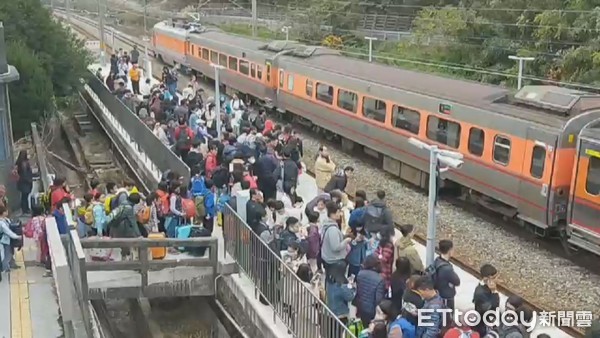 ▲台鐵也將這班自強號列車暫時停駛，把近800位旅客疏散到月台上，等候接駁車到來。（圖／記者黃孟珍攝）