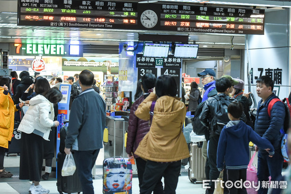 ▲▼春節疏運，台北車站台鐵2月2日返鄉人潮。（圖／記者林敬旻攝）