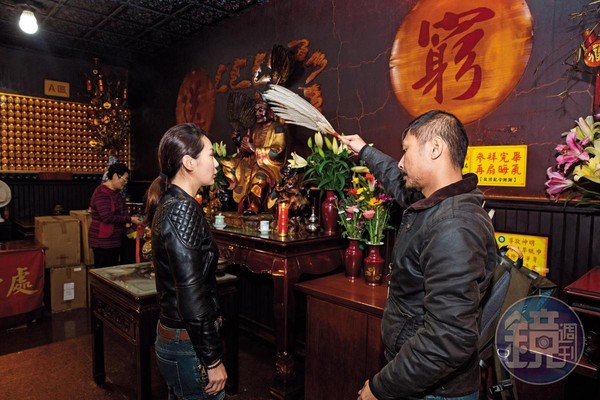 信眾手持濟公扇子在身上輕拍「送窮」,象徵能搧除窮氣、晦氣和衰氣。