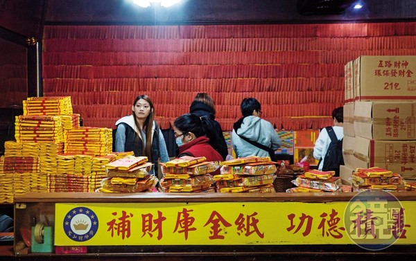 許多信眾在參拜時,會燒補財庫金紙請財神爺幫忙補財庫。