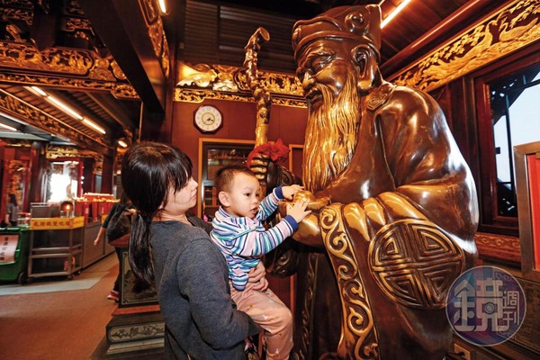 福德宮正殿的土地公像機器人,供民眾換發財錢母。